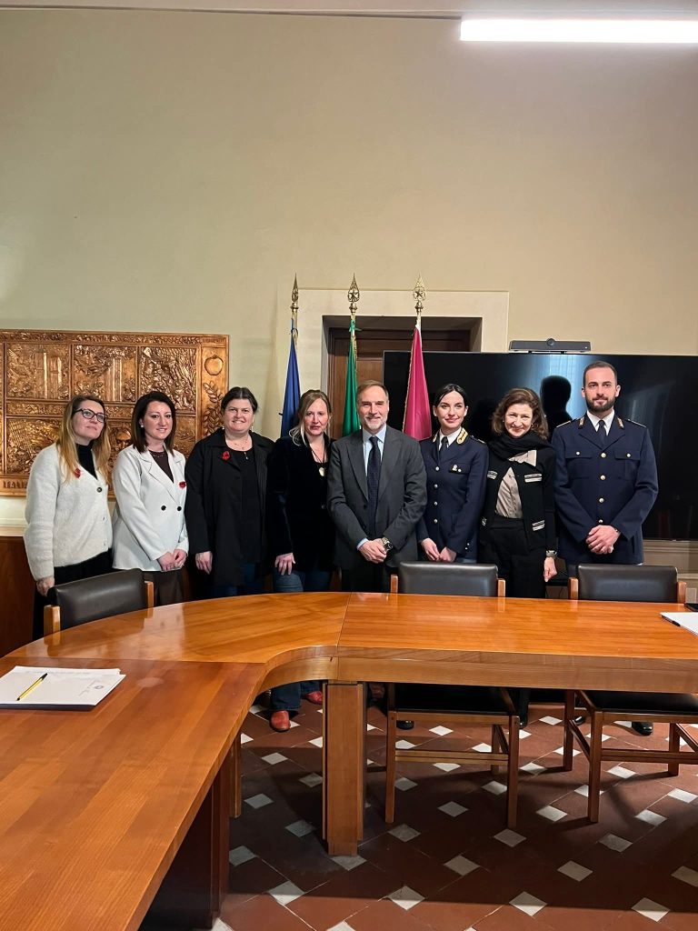 Firma del rinnovo del protocollo tra il Questore Fausto Lamparelli e la Presidente di Artemisia Elena Baragli a Firenze.
